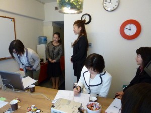 「ビジネスマナー」講座では、大柳摩利子先生に講義をして頂きました。