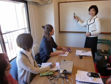 「話し方」講座では、フリーアナウンサーの辻昌子先生に講義していただきました。